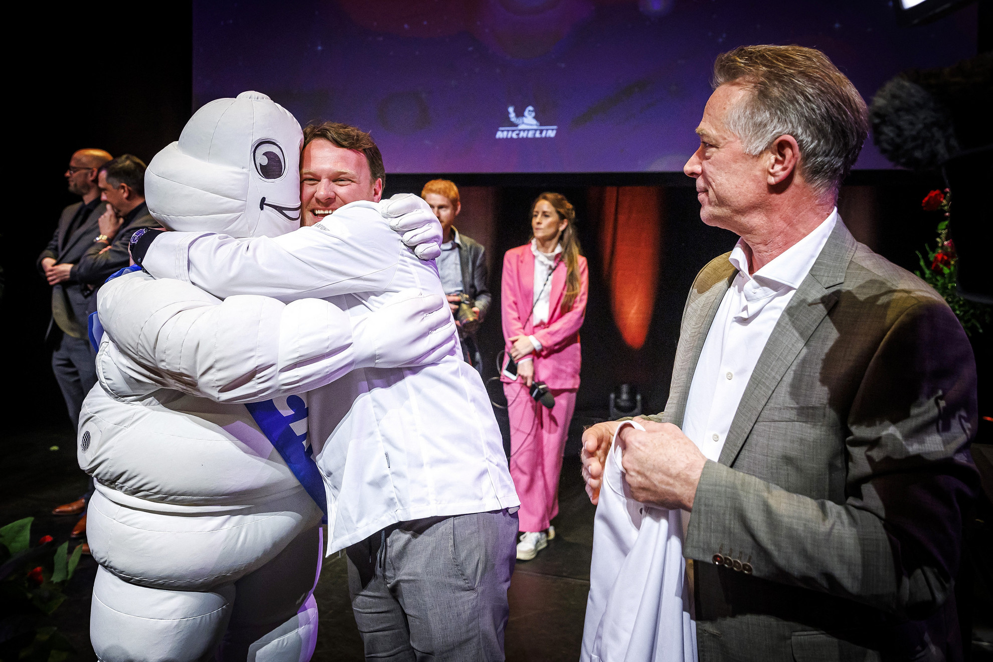 Április 24., hétfő: Ki ne akarná megölelni a Michelin babát? Wouter Kik, és Jannis Brevet, talán évek óta erre az ölelésre vártak. Most megkapták, ugyanis ők is nyertek a Michelin-csillagok versenyén, az amszterdami DeLaMar Színházban, Hollandiában. A szakácsművészet rangos elismerésének létrejötte egy testvérpárnak, Edouard és André Michelinnek köszönhető, akik, miután feltalálták a leszerelhető gumiabroncsot, kiadtak egy térképet, amelyen kiváló éttermek és hotelek szerepeltek, így próbálva rávenni az utazókat, hogy minél többet autózzanak és használják a Michelin gumiabroncsokat. A térkép később kiskönyvvé alakult, amelyben feltüntetik, hogy a kritikusok véleménye alapján melyik étterem hány csillaggal büszkélkedhet.
