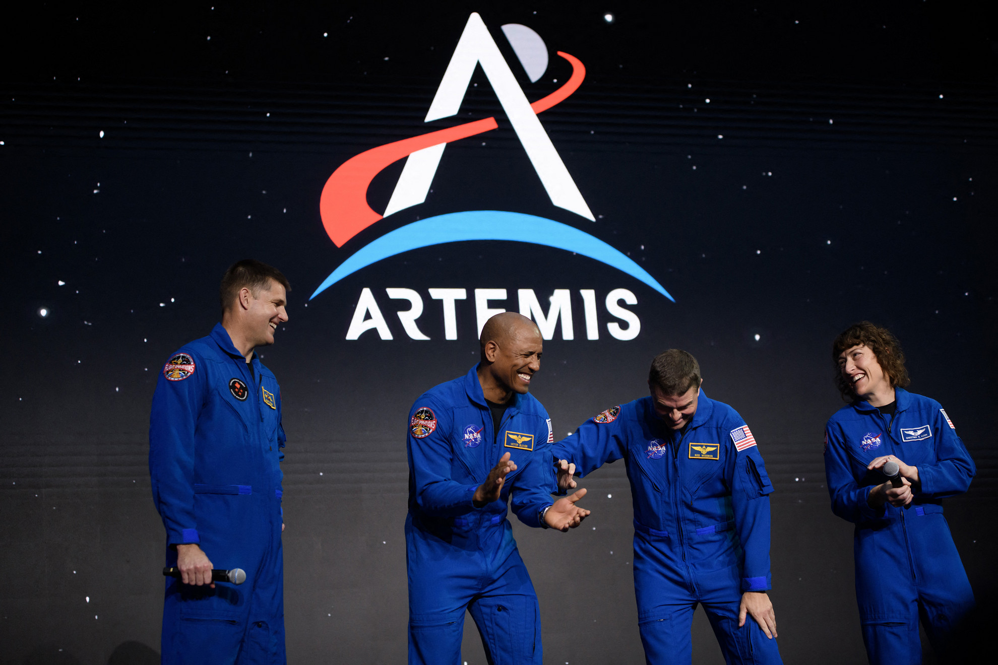 Április 3., hétfő: A NASA bemutatta azt a négy űrhajóst, akik a jövő év végén vagy 2025 elején megkerülik a Holdat. Az Artemis–2 küldetésre induló űrhajósok az Orion kapszulában kerülik majd meg a Holdat. Útjukat körülbelül tíznaposra tervezik