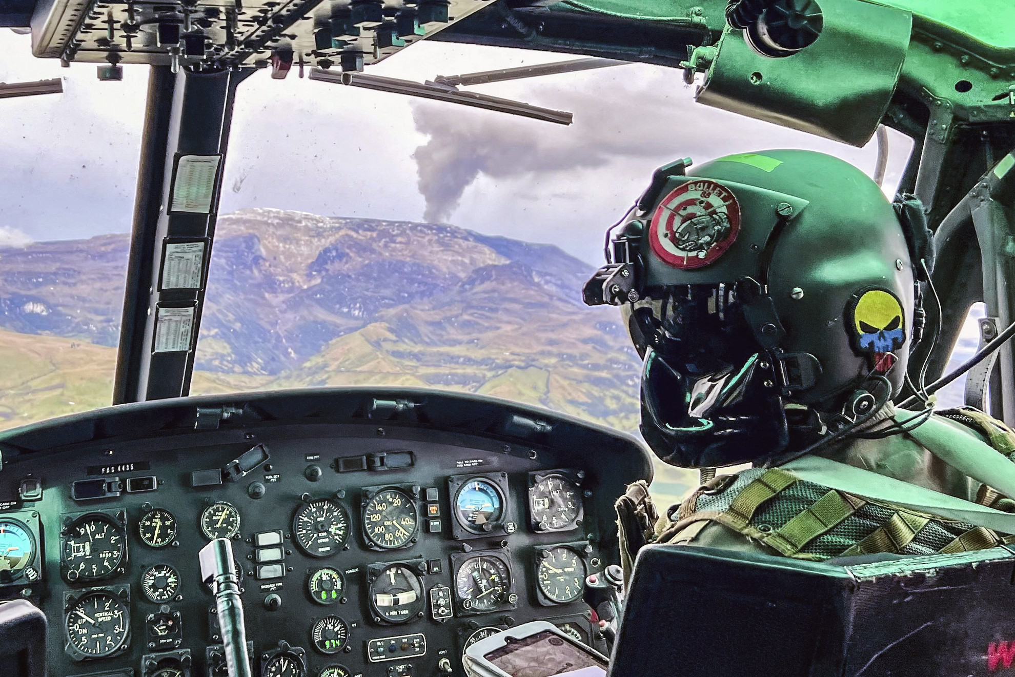 Április 10., hétfő: A Kolumbiai Légierő helikopterei folyamatosan figyelik a Nevado del Ruiz vulkánt és környezetét. A tűzhányó valószínűleg kitörni készül. Belsejében a napi rengések száma ötvenről tizenkétezerre ugrott, de a kormány evakuálási felhívása ellenére falusiak ezrei maradtak a hegy lábánál lévő lakóhelyükön
