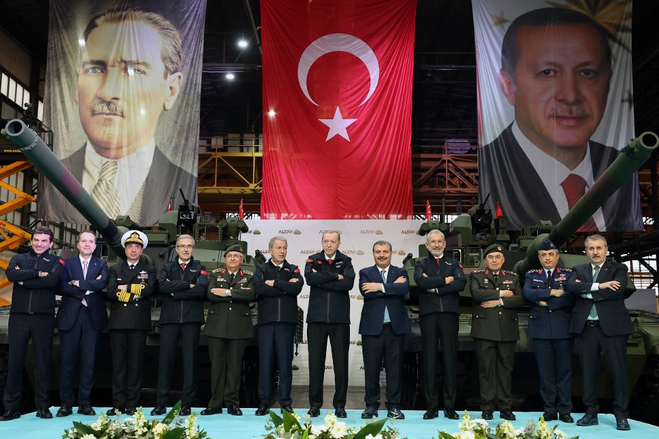 Fotó: TUR PRESIDENCY / MURAT CETINMUHURD / ANADOLU AGENCY / ANADOLU AGENCY VIA AFP A török ipar büszkesége lett az első saját fejlesztésű és gyártású alapharckocsi