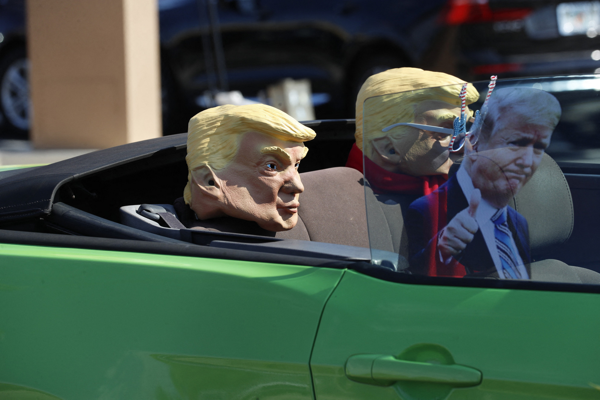 Április 4., kedd: Donald Trump volt amerikai elnök bíróság elé állt a Stormy Daniels pornósztárnak fizetett hallgatási pénzzel kapcsolatos vádak miatt. Ő az első amerikai elnök, aki ellen büntetőeljárást indítottak