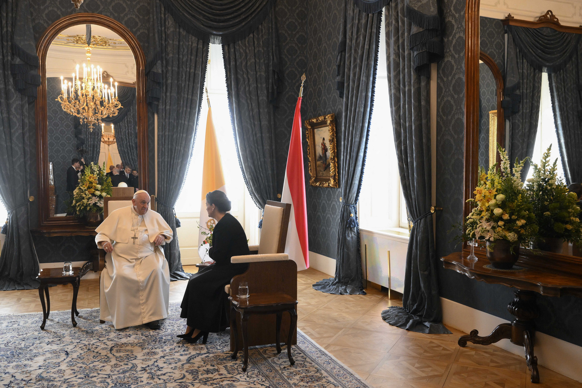 Fotó: AFP/Handout/Vatican Media Ferenc pápa és Novák Katalin a Sándor-palotában, 2023. április 28.