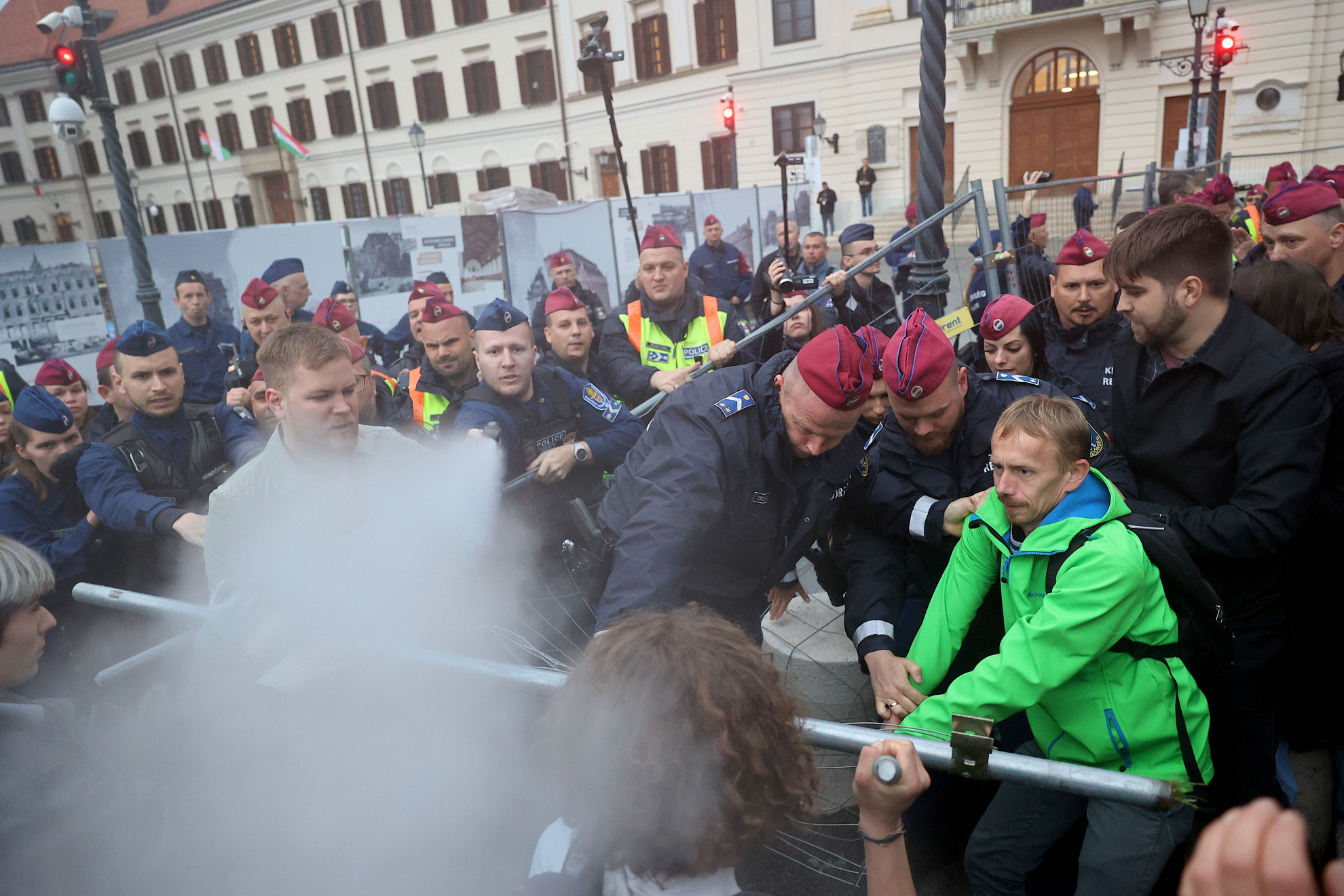 Április 24., hétfő: Nem csitulnak a kedélyek a pedagógusok státusztörvényével kapcsolatban. Délután több száz diák és tanár gyűlt össze a Pedagógusok Demokratikus Szakszervezete (PDSZ) által meghirdetett demonstrációra a Kálvin téren