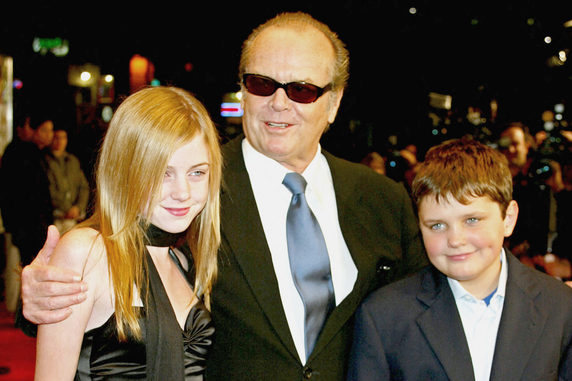 Fotó: Kevin Winter / Getty Images North America / Getty Images via AFP Jack Nicholson gyermekeivel, Loraine-nel és Raymonddal a Minden végzet nehéz (Something's Gotta Give) című film Los Angeles-i premierjén a Mann Village-ben, 2003. december 8-án