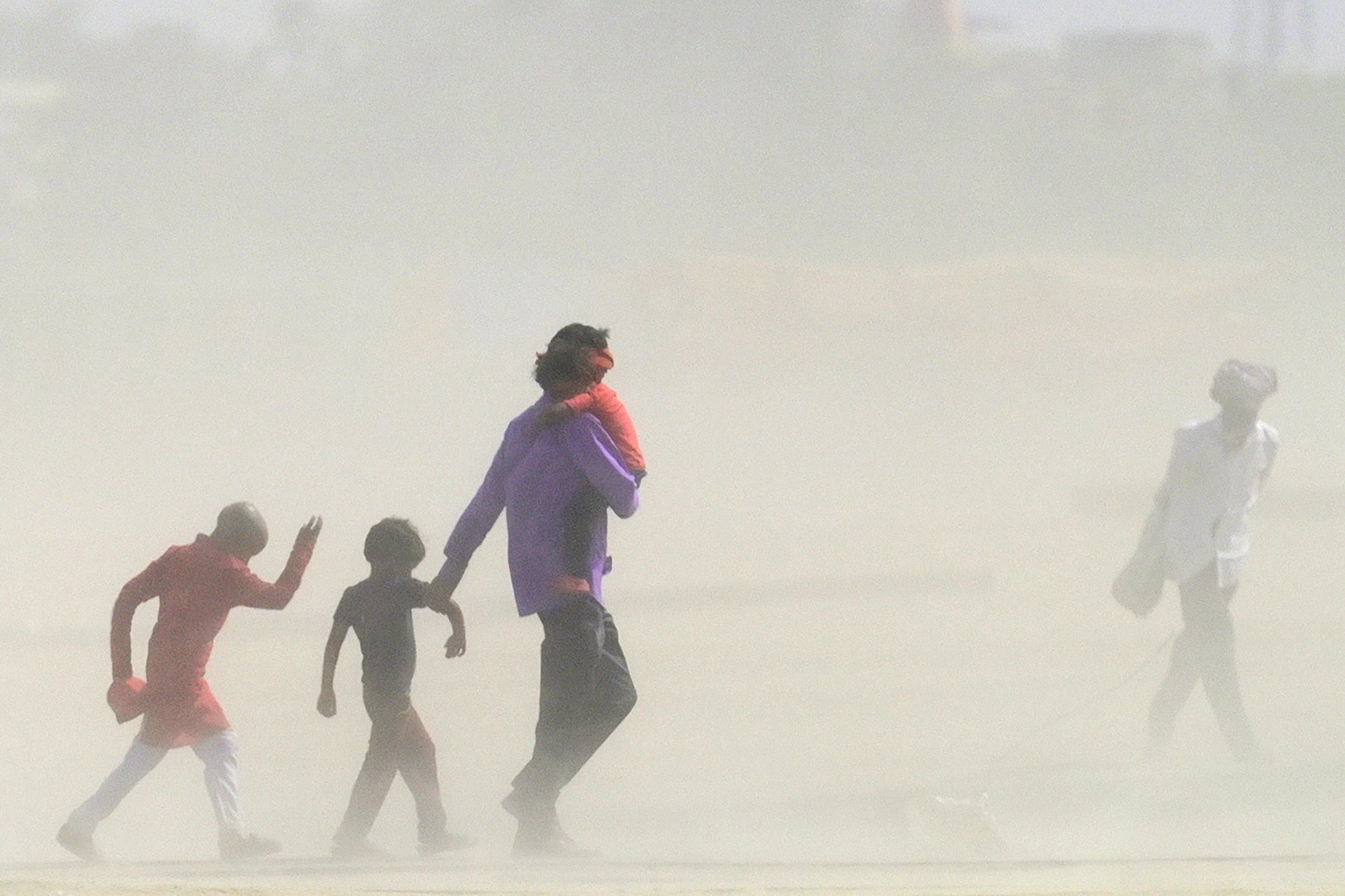 Április 18., kedd: India egyes részein a hatóságok elrendelték az állami iskolák egyhetes bezárását, miután több mint 40 Celsius-fokos hőséget mértek a szubkontinens több pontján. A magas hőmérséklet és a csapadékhiány okozta szárazság miatt porviharok alakultak ki a Gangesz és a Jamuna folyó találkozásánál fekvő Prajágrádzsban.