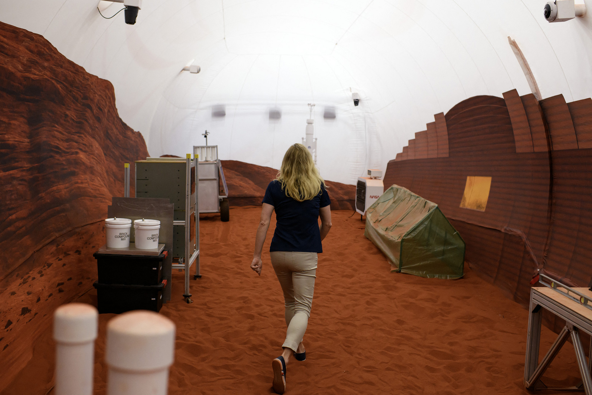Április 11., kedd: Tudnánk a Marson élni egy évig? A NASA bemutatta azt a 3D-nyomtatással készült életteret, amelyben négy önkéntes, akik nem űrhajósok, egy évet tölt majd el, hogy kipróbálják, milyen lenne a vörös bolygón élni. A szimuláció során a legénységnek meg kell küzdenie a vízhiánnyal, az elszigeteltséggel és a meghibásodó berendezésekkel is.