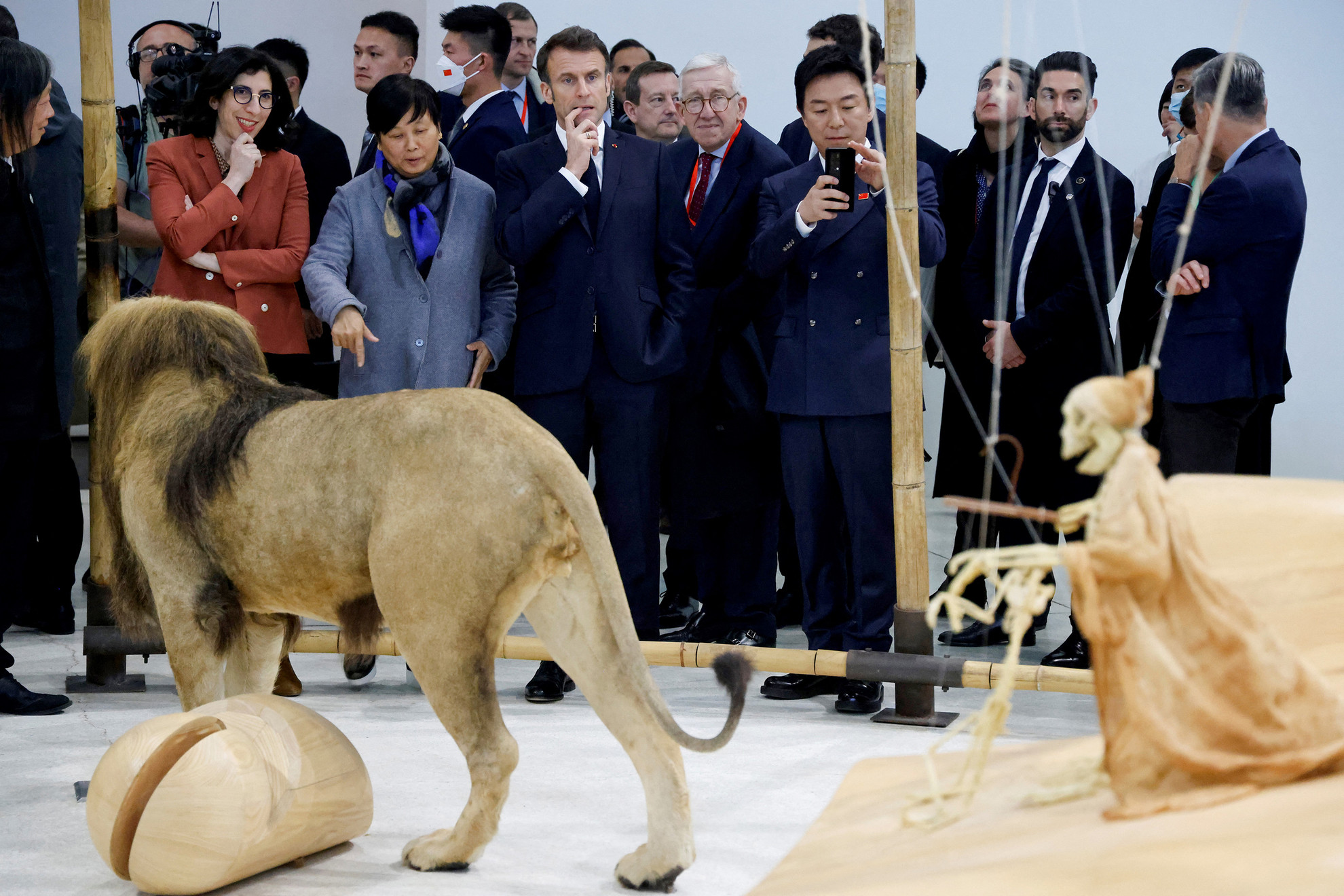 Április 5., szerda: Emmanuel Macron francia elnök háromnapos látogatásra érkezett Kínába. Ellátogatott a pekingi Vörös Téglák múzeumának kiállítására is Rima Abdul Malak francia kulturális miniszter és kínai művészek társaságában