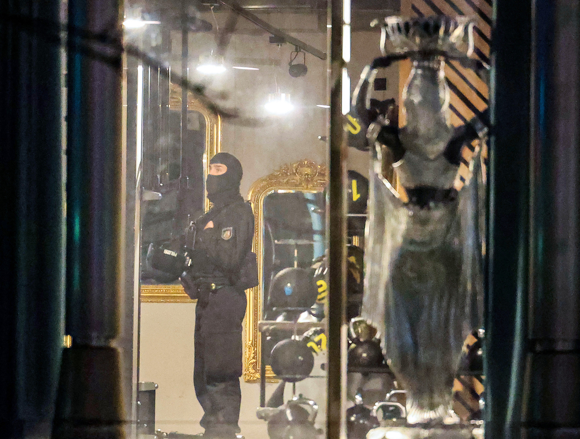 Április 18., kedd: Két ismeretlen válogatás nélkül késsel rátámadt egy duisburgi edzőterem látogatóira. Többen súlyosan megsérültek a John Reed néven futó teremben, amelynek öltözőjében kezdődött a késelés.