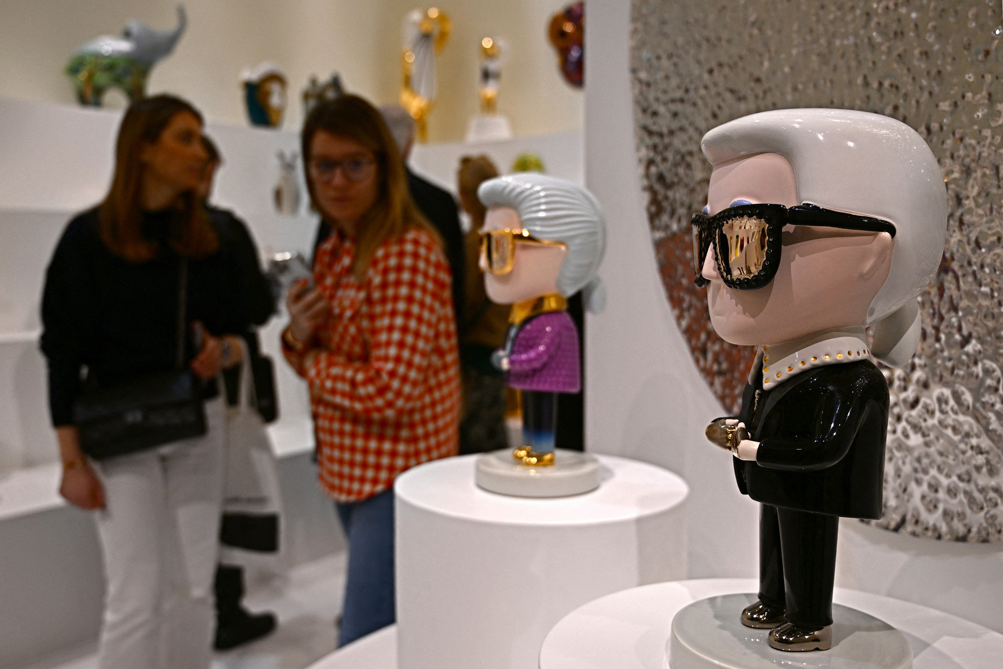 Április 19., szerda: Karl Lagerfeld, néhai divattervező szobrocskái a Saba standján a Milánó Designhéten, Olaszorszában. A Milánói Designhét a világ legnagyobb évente megrendezésre kerülő designeseménye. A kiállítás a Salone del Mobile bútorvásárnak ad otthont, de ezen kívül az olasz város számos kerületében tartanak különféle kísérőrendezvényeket installációkkal, művészeti kiállításokkal, előadásokkal.