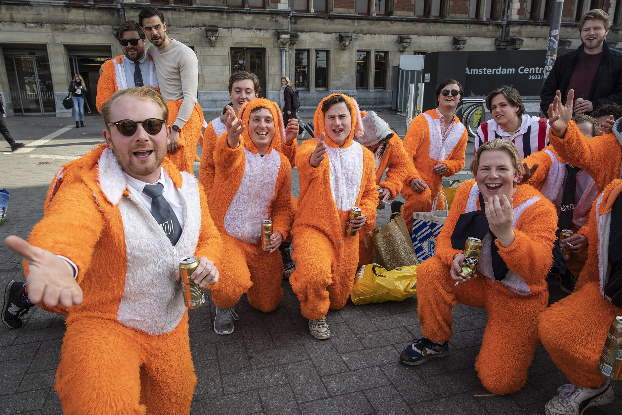 Április 27., csütörtök: Narancssárgába öltözött Hollandia. Minden évben április 27-én ünneplik a holland uralkodó, Vilmos Sándor király születésnapját. A Király Napja (Koningsdag) a szélmalmok és tulipánok országában nemzeti ünnep, ilyenkor az emberek kivonulnak az utcára, vásárokon, szabadtéri koncerteken, királyi játékokon vesznek részt. Sokan a királyi család színébe, narancssárgába öltöznek, így tisztelegve az uralkodó előtt.