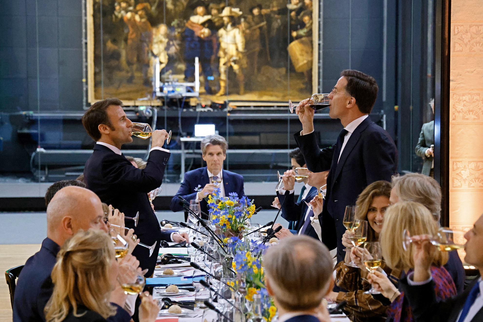 Április 12., szerda: Emanuel Macron Hollandiába látogatott. A francia elnök Mark Rutte holland miniszterelnökkel Rembrandt Az éjjeli őrség című festménye előtt koccintott az amszterdami Rijsk múseumban. Az épületen kívül és szerte Franciaországban ezalatt a nyugdíjreformja miatt tüntettek Macron ellen, aki az uniós politikus zömét is magára haragította, amikor hangot adott egy erős és önálló Európáról alkotott elképzelésének