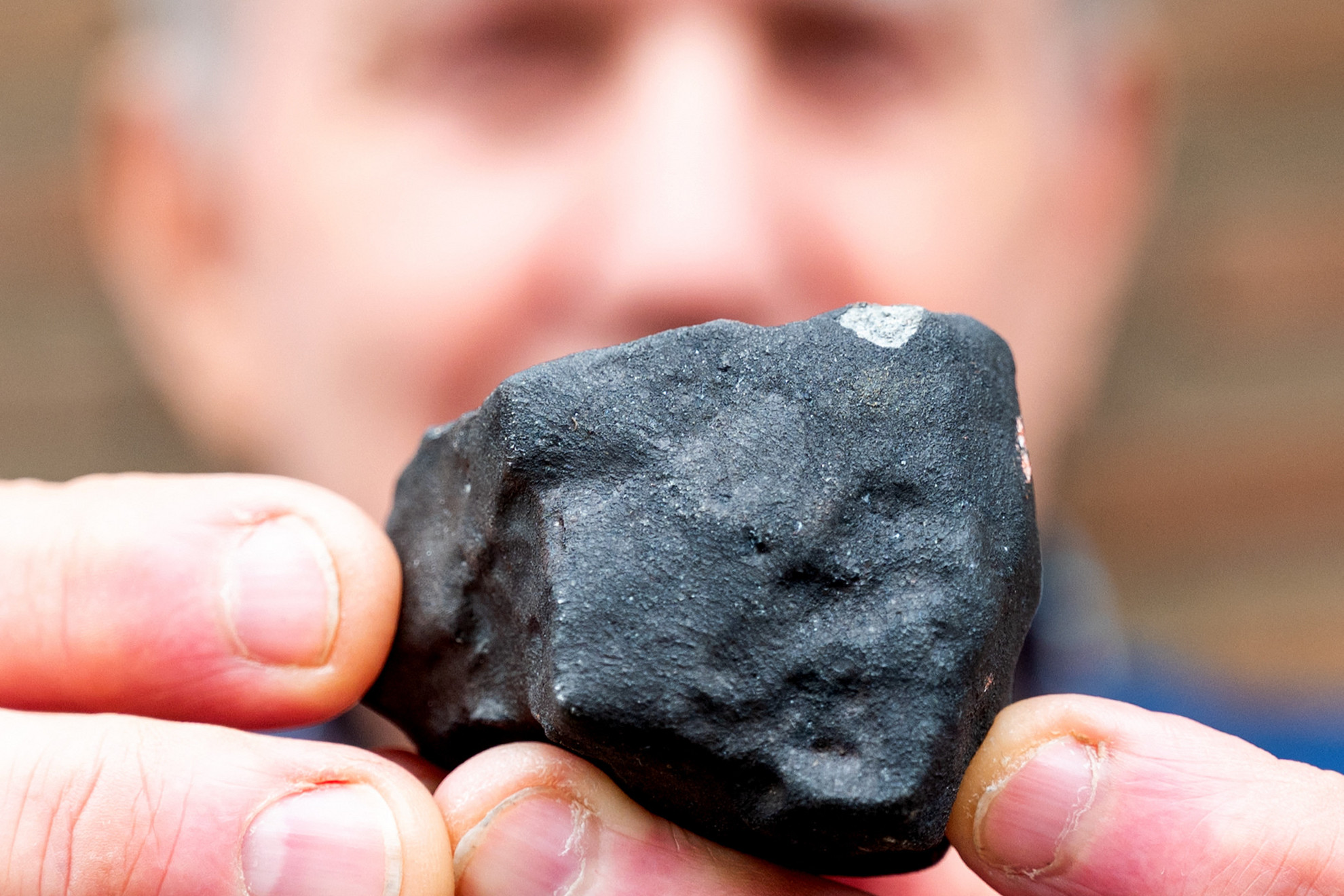 Április 28., péntek: Meteorit csapódott egy családi házba Németországban. A kő még forró volt, amikor a család észrevette. A teniszlabda nagyságú kő a családi ház tetejét találta el.