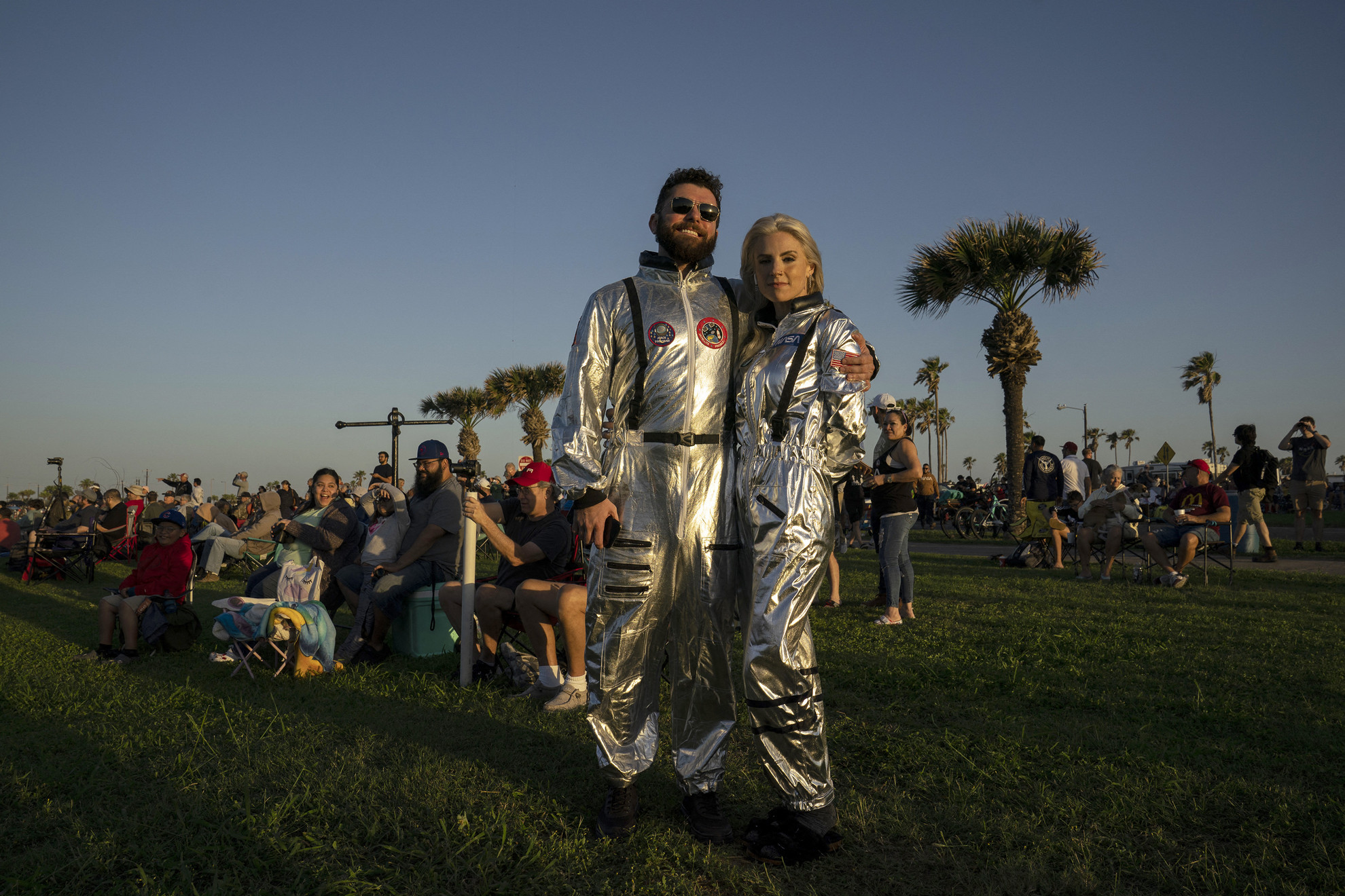Április 20., csütörtök: Trevor és Lindsey Wolfe április 17-én hétfőn hiába várta a SpaceX Starship fellövését a texasi South Padre Island-en, a rakéta indítása ugyanis egy befagyott szelep miatt meghiúsult. Április 20-án végül sikeresen fellőtték az űrhajót, de az az indulás után pár perccel felrobbant.