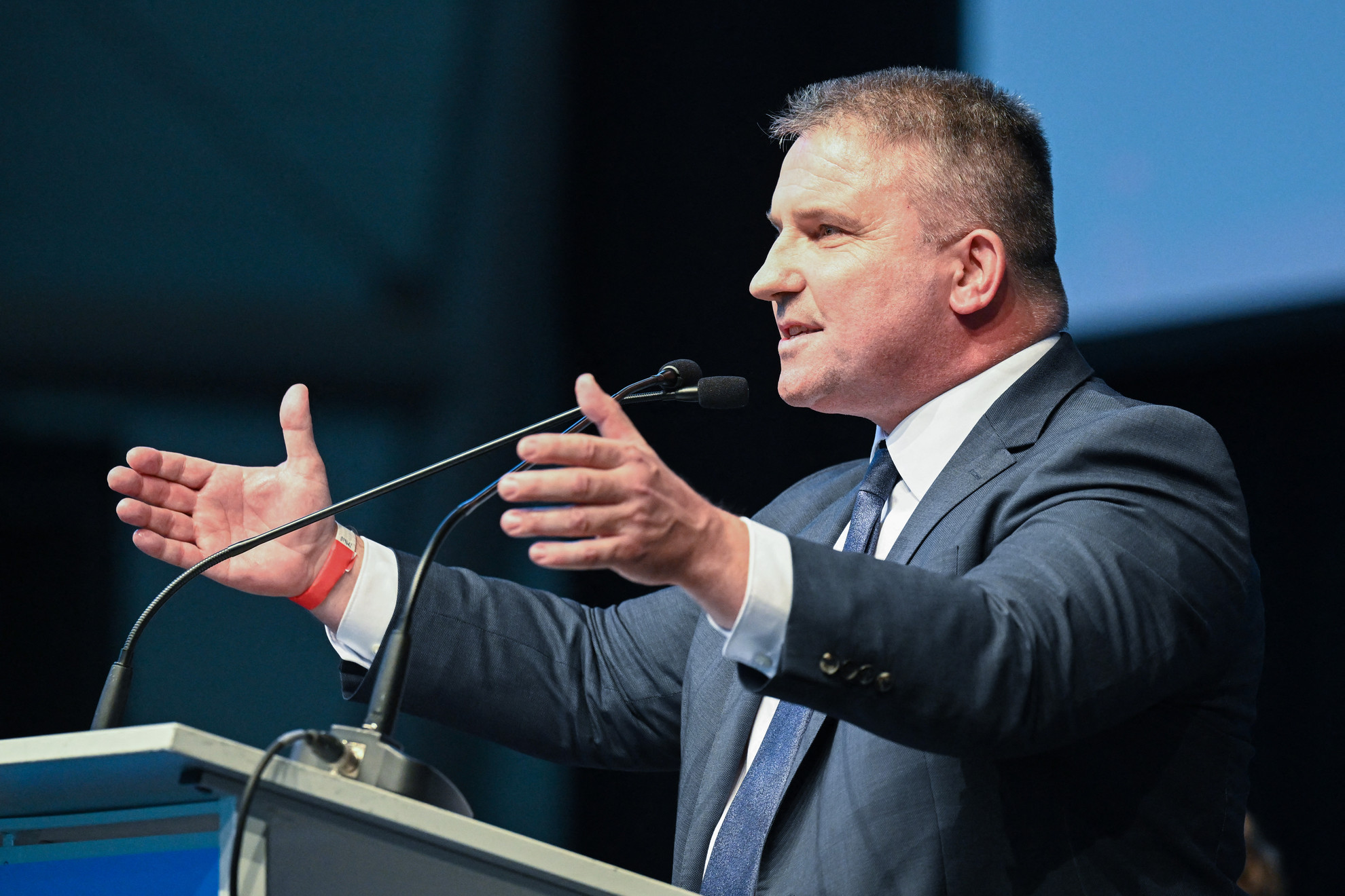 Április 7. péntek: Martin Hess, az AfD képviselője a Magyar Hírlapnak elmondta: a kormánynak nincs adekvát válasza a kihívásokra, az egyre gyakoribbá váló lopásokkal, erőszakkal, szexuális bűncselekményekkel és betörésekkel láthatóan nem tud, a szélsőbaloldali fenyegetéssel és az illegális migrációval pedig nem akar érdemben foglalkozni