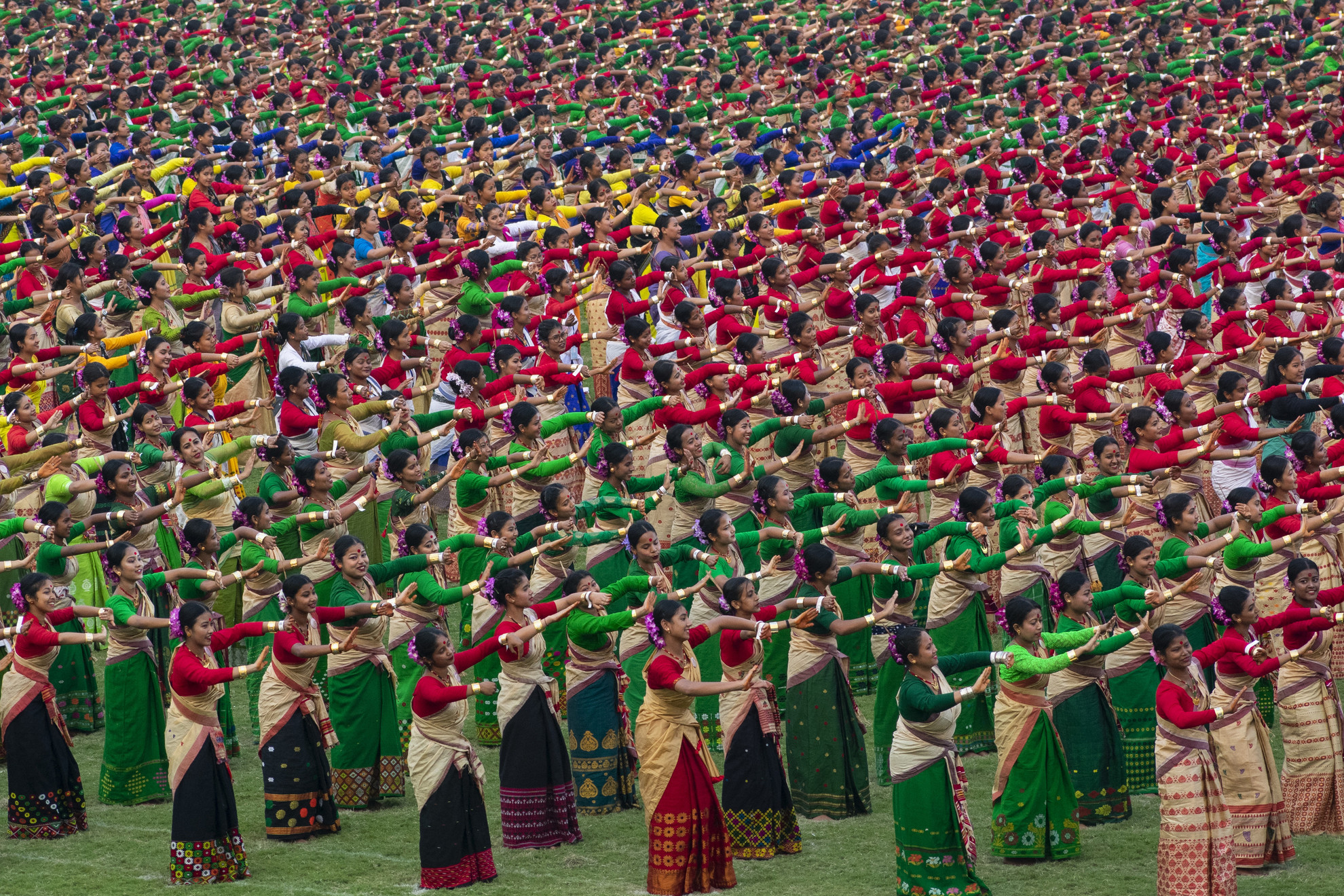 Április 14., péntek:    Több mint 11 ezer Bihu táncos lépett fel a Rongali Bihu fesztiválon, hogy Guinness világrekordot állítson fel a Sarusajai Stadionban, Guwahatiban, Indiában. A Rongali Bihu fesztivált Északkelet-Indiában tartják az őshonos asszamok a saját időszámításuk szerinti újév kezdetén.