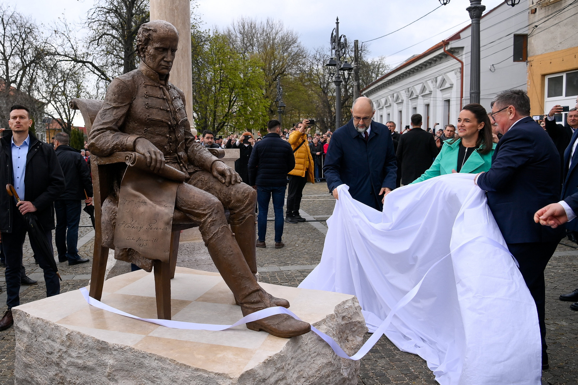 Fotó: MTI/Czeglédi Zsolt Novák Katalin köztársasági elnök beszédet mond Kölcsey Ferenc szobrának átadásán a partiumi Nagykárolyban
