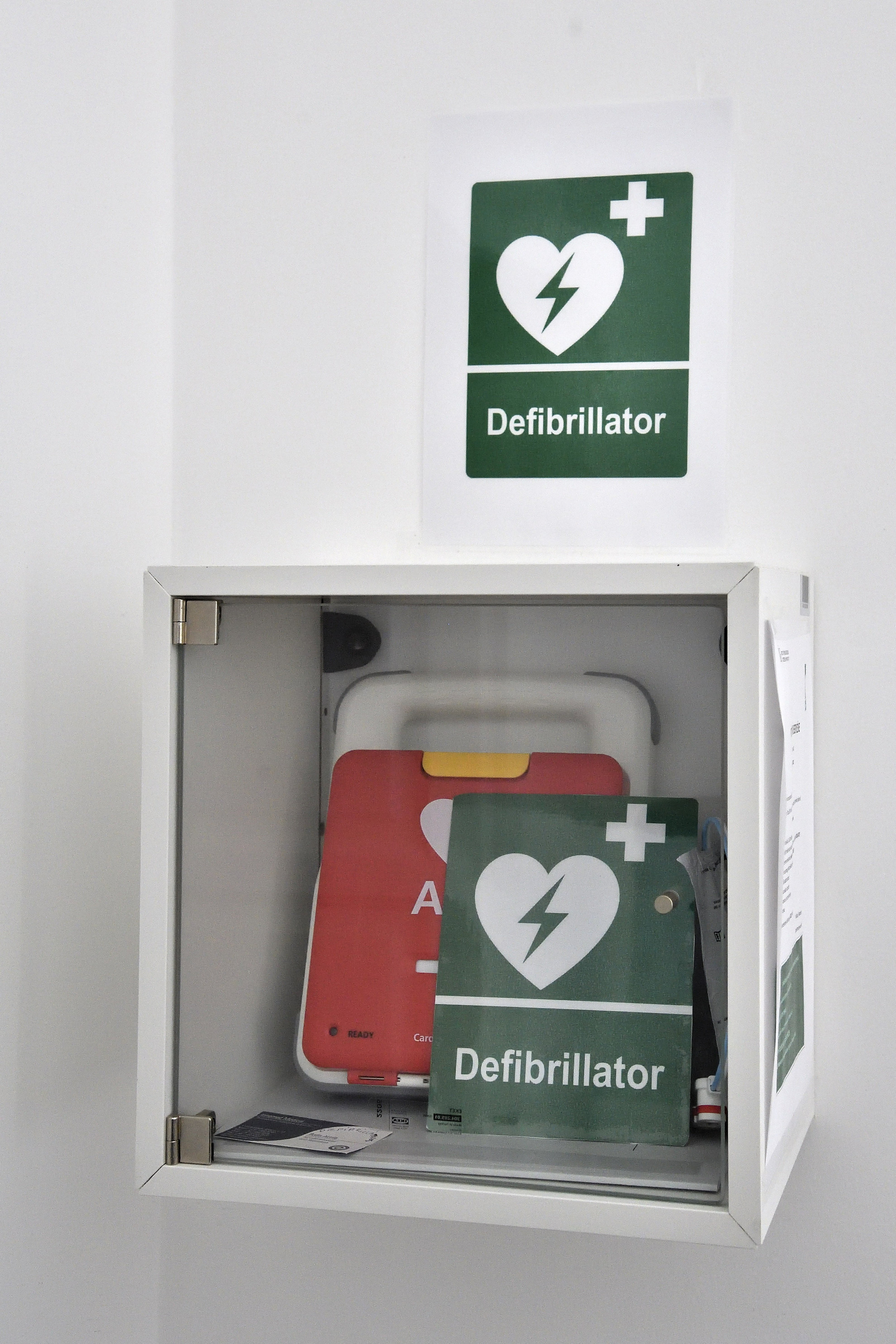 Fotó: MTI/Lakatos Péter Automata defibrillátor a tatai Esterházy-kastélyban, az Élet Mentő Pont minősítést igazoló oklevelek átadása után, a műemléki világnapon