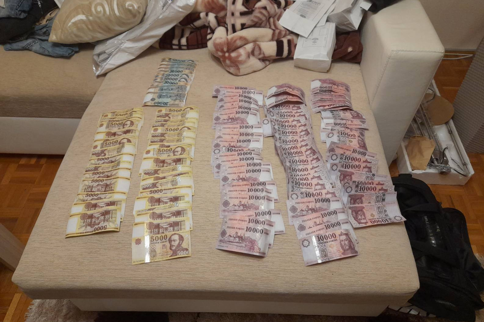 Fotó: police.hu Nagy mennyiségű készpénzt is találtak a rendőrök a díler lakásán