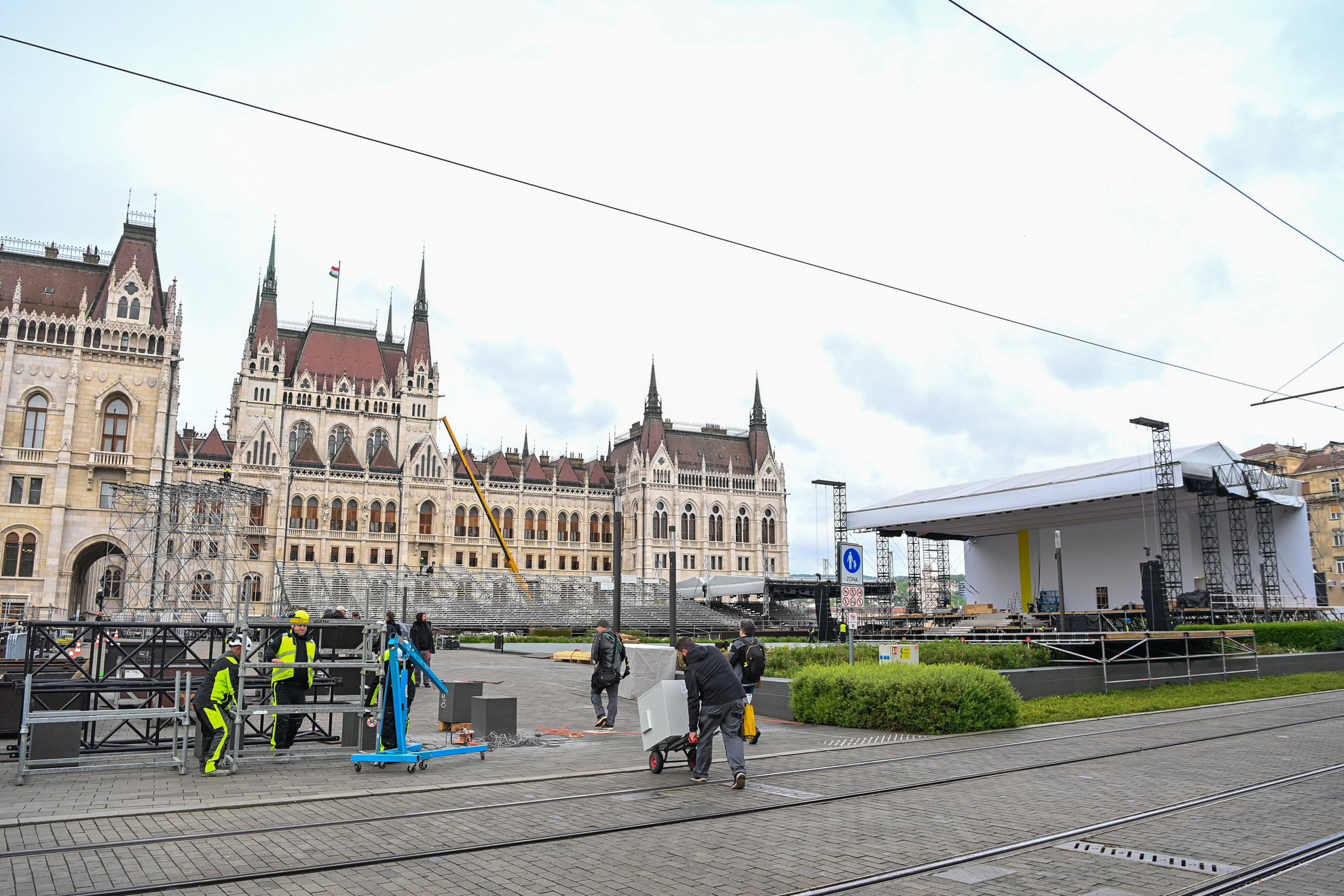 Fotó: MTI/Illyés Tibor Előkészületek Ferenc pápa magyarországi apostoli látogatása előtt a Kossuth téri szentmise helyszínén, a Parlamentnél 2023. április 25-én.