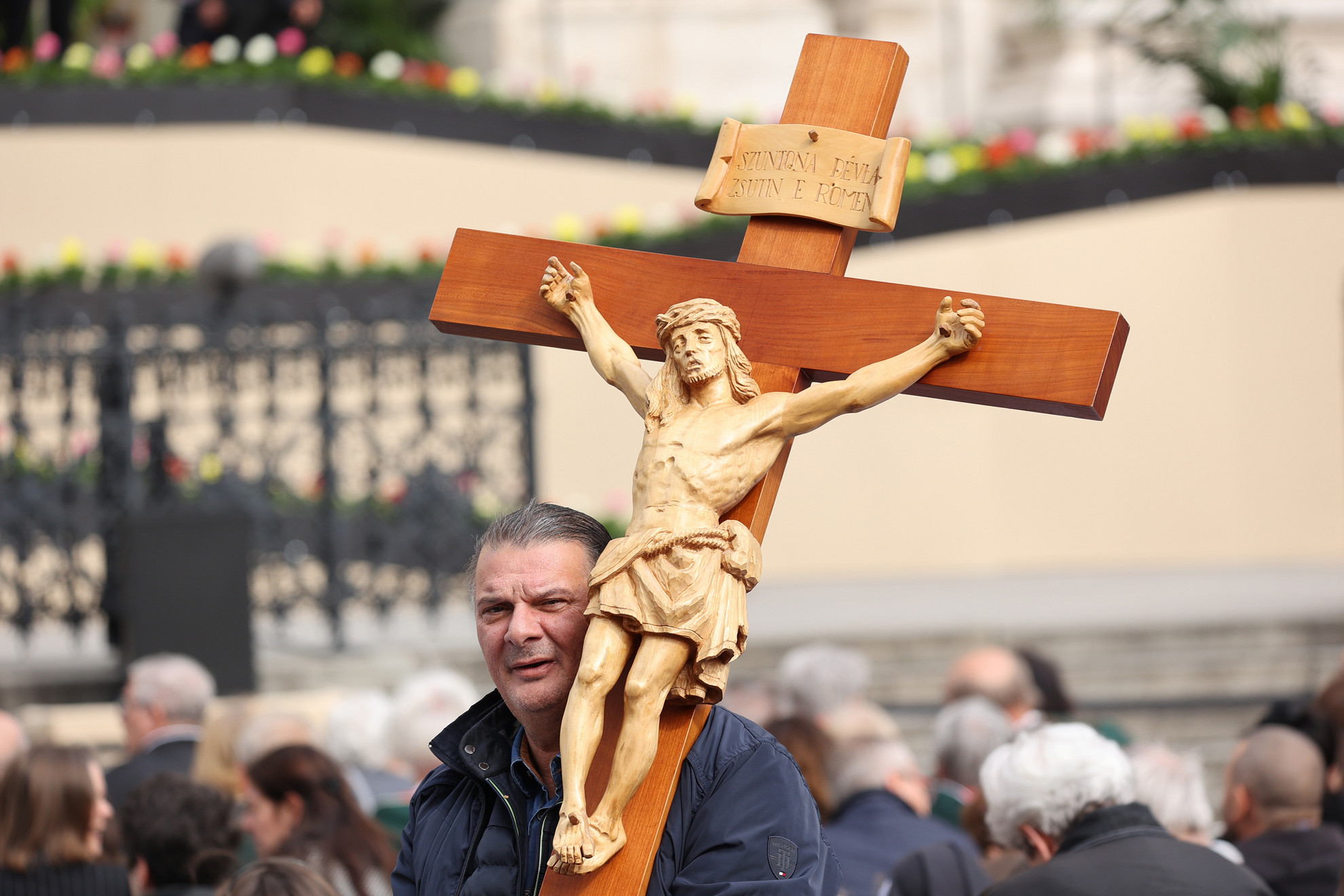 Fotó: MH/Purger Tamás Ferenc pápa érkezésére várva a Szent István-bazilika előtt