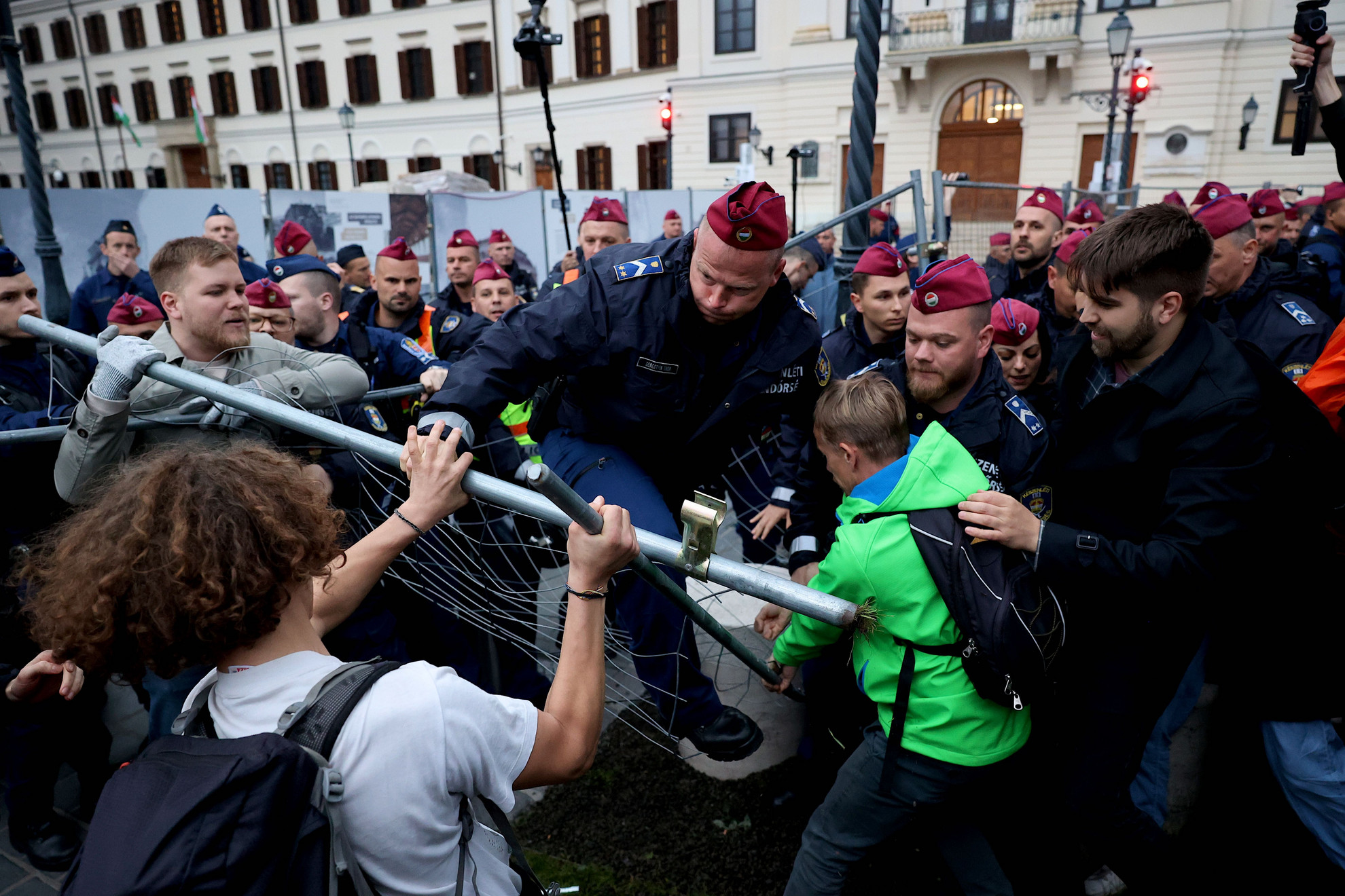 A demonstrálók kordont is bontottak.
