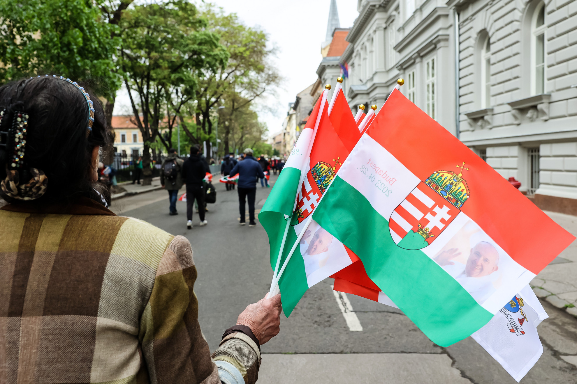 Fotó: MH/Purger Tamás Ferenc pápára várva az Árpád-házi Szent Erzsébet templomnál