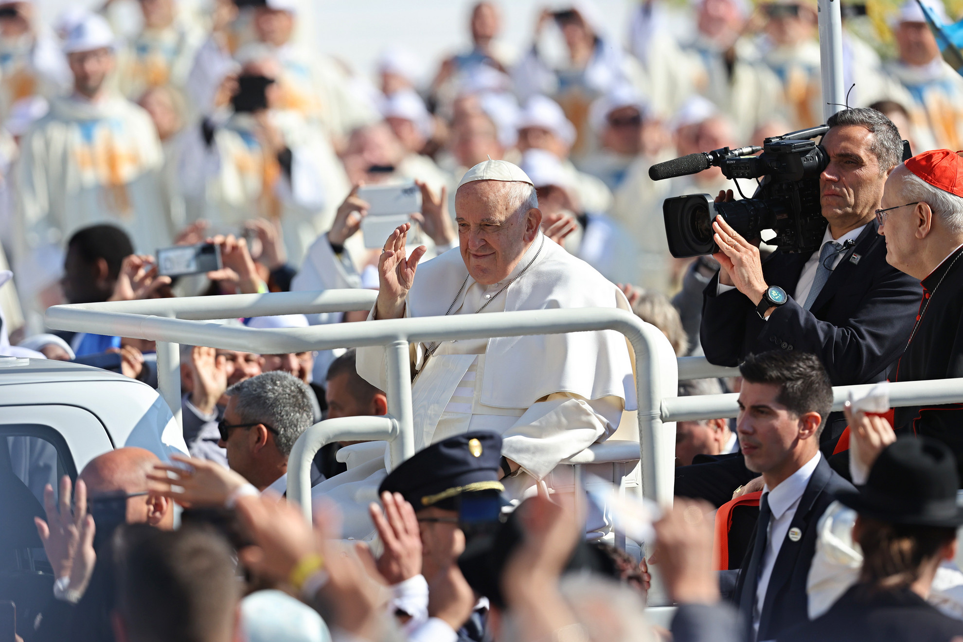 Ferenc pápa megérkezett a Kossuth térre