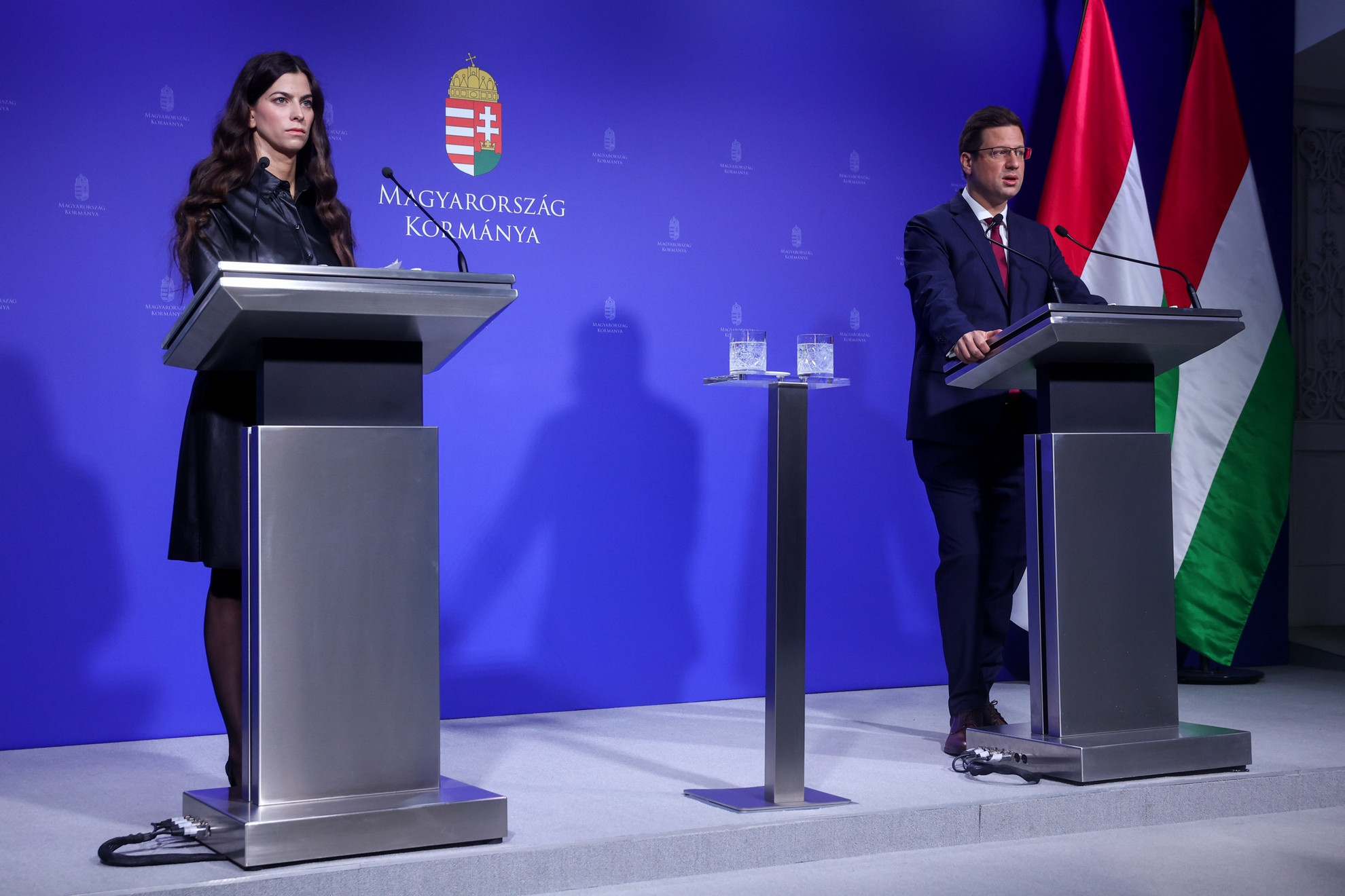 Fotó: MH/Török Péter Szentkirályi Alexandra és Gulyás Gergely a Kormányinfó sajtótájékoztatón a Miniszterelnöki Kabinetiroda épületében