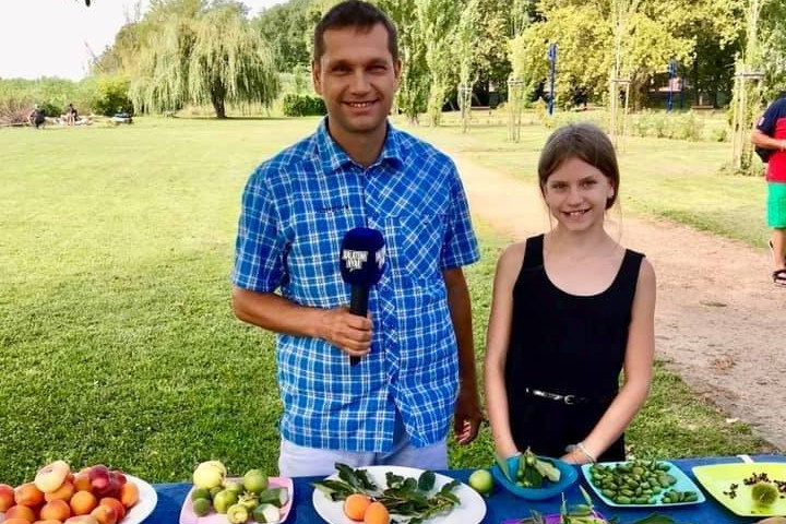 Fotó: Fotó: Badics László/Facebook Badics László és kislánya, miközben bemutatják a felhozatalt