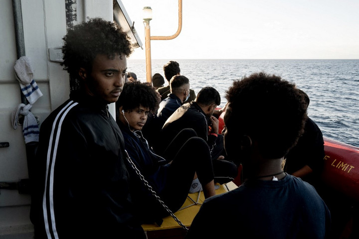 Fotó: VINCENZO CIRCOSTA / AFP Halott migránsok tucatjait találták meg Tunézia partjainál