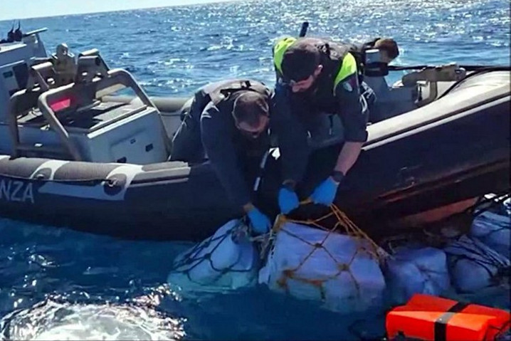 Fotó: AFP/Guardia di Finanza Press Office Tonnányi kokain hánykolódott a tengeren