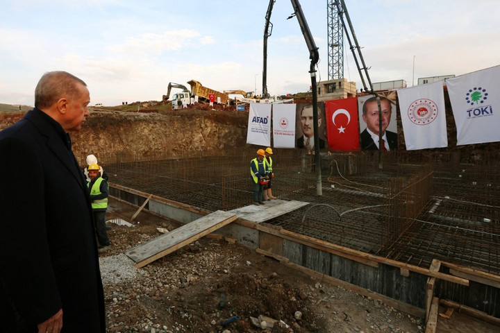 Fotó: Anadolu Agency via AFP/Anadolu Agency/Tur Presidency/Murat Cetinmuhu Péntek óta csaknem félezerszer rengett a föld Törökországban