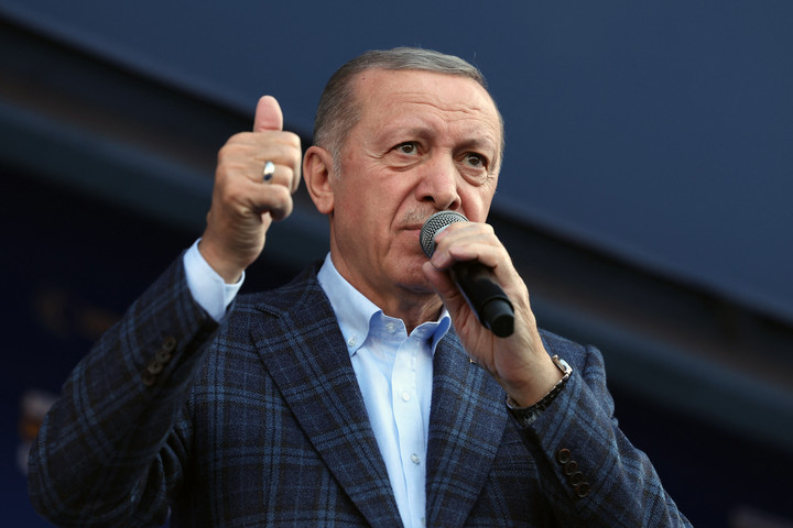 Élő adásban lett rosszul az újraválasztásáért küzdő török elnök