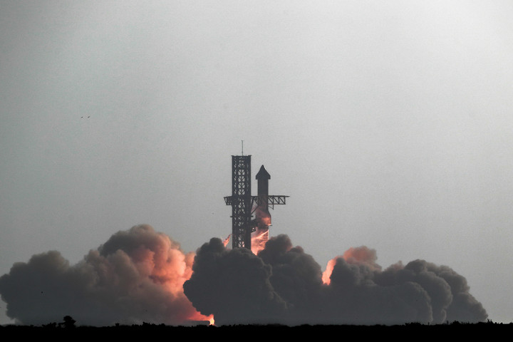 Fotó: NurPhoto via AFP/Reginald Mathalone Egy autó is áldozatául esett a SpaceX rakétájának