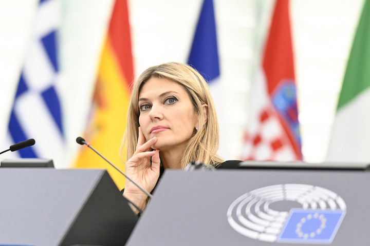 Fotó: NorthFoto Politico: Áldozatként készül visszatérni a korrupcióval vádolt Eva Kaili
