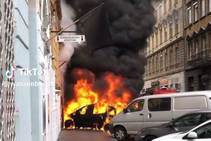 Hatalmas lánggal égett egy autó a fővárosban + Videó