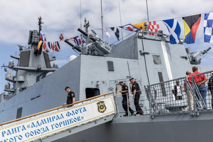 Orosz hadihajó érkezett az Egyesült Államok egyik szövetségesének kikötőjébe