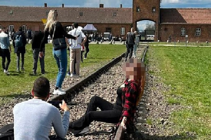 Fotó: Twitter Az auschwitzi múzeum vezetősége a szexi pózolás mellőzését kéri