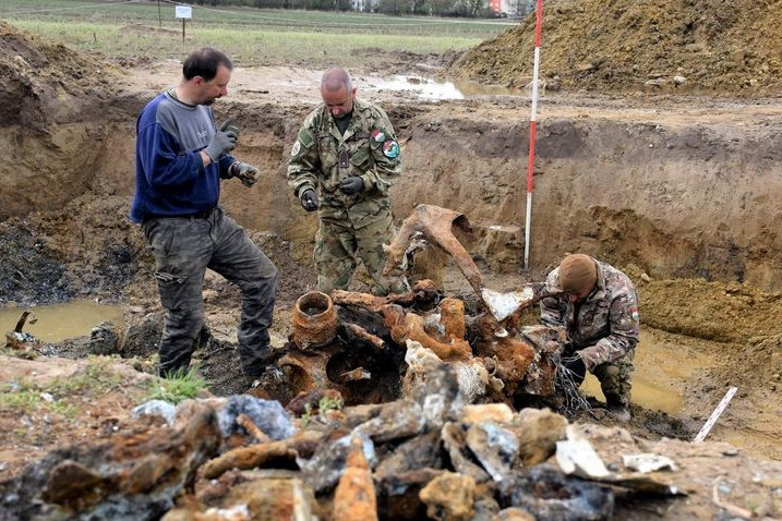 Rejtélyes magyar repülőgép bukkant elő a föld alól Ajkánál