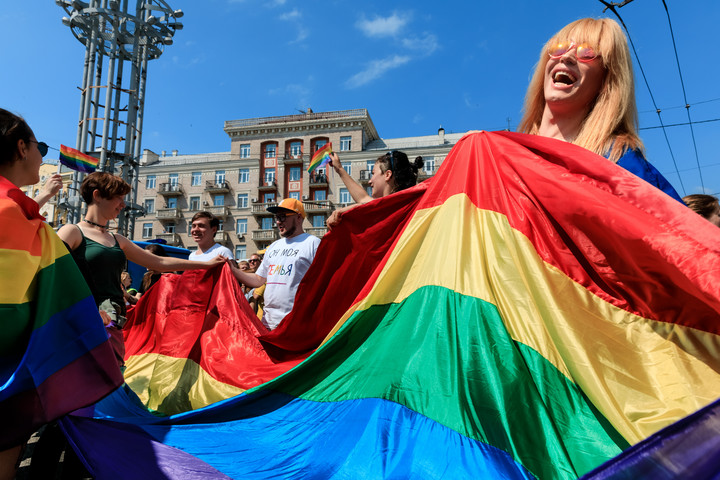 Ingyen osztogatnak mell-leszorító segédeszközöket gyerekeknek transznemű aktivisták