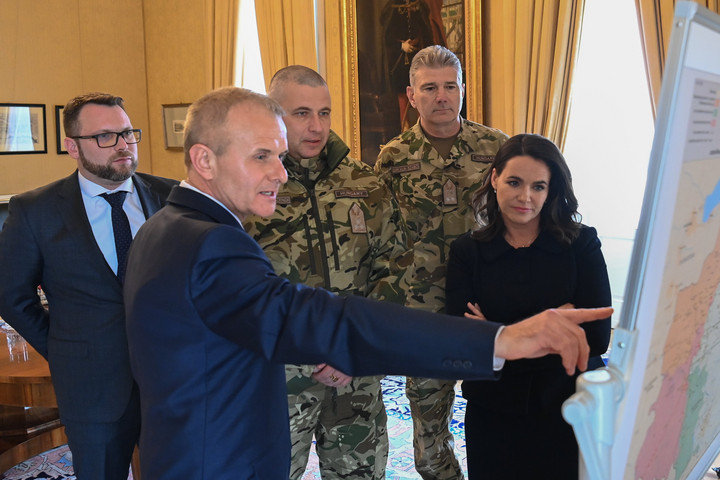 Fotó: MTI/Máthé Zoltán A Honvéd Vezérkar főnöke a háború állásáról tájékoztatta az államfőt