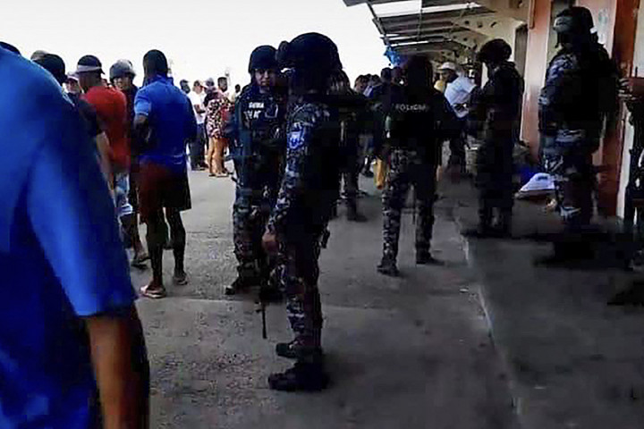 Fotó: AFP/Ecuador´s National Police A bűnözés elharapózása miatt önvédelemből lőni tanulnak az ecuadoriak