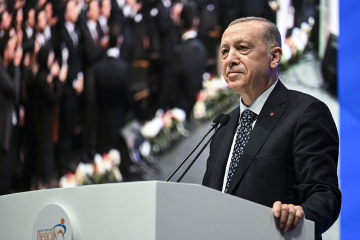 Betegsége után újra megjelent a nyilvánosság előtt a török elnök