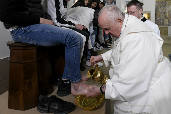 Fotó: AFP/VATICAN MEDIA Fiatalkorúak börtönében végezte el a nagycsütörtöki lábmosás szertartását a pápa