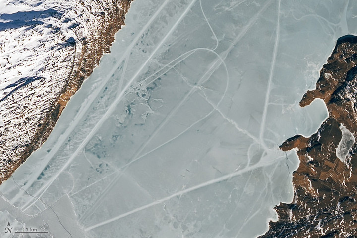 Fotó: Earth Observatory Különös nyomok egy befagyott fjord jegén