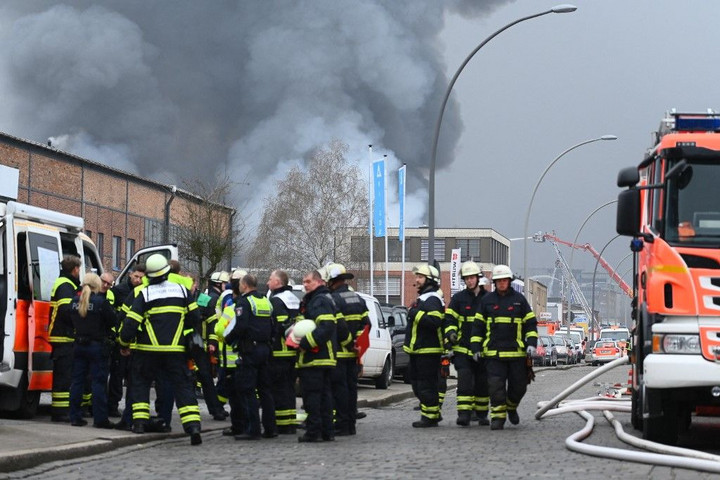 Fotó: dpa Picture-Alliance via AFP/Jonas Walzberg Füstfelhő sodródik Hamburg belvárosa felé