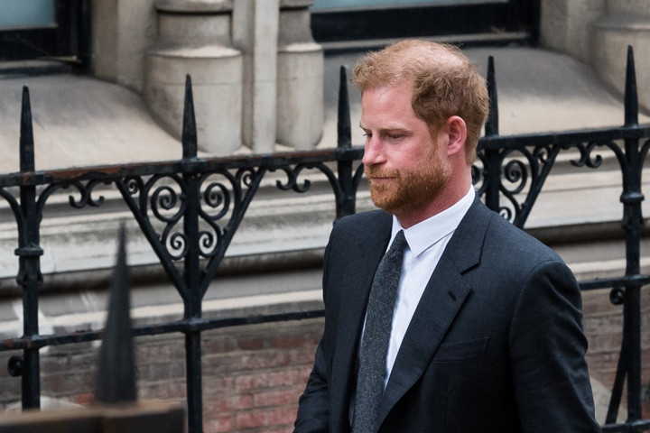 Gyászol a királyi család: Harry herceg Angliába repült