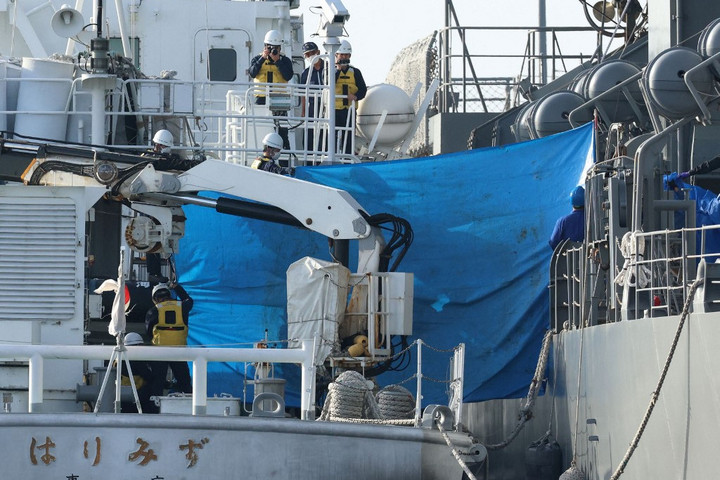 Fotó: TOSEI KISANUKI / YOMIURI / AFP Két holttestet emeltek ki a tengerből Japánban a két héttel ezelőtti helikopterbaleset nyomán