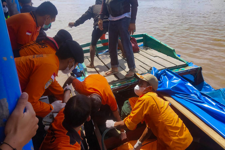 Fotó: AFP/INDONESIA SEARCH AND RESCUE AGENCY Több halálos áldozata van egy indonéziai kompbalesetnek