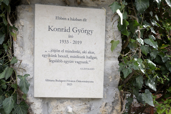 Fotó: MTI/Kovács Attila Emléktáblát avattak Konrád György tiszteletére Pasaréten
